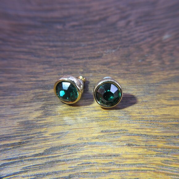 Swarovski goldtone emerald-green crystal stud earrings, vintage. - Picture 9 of 9